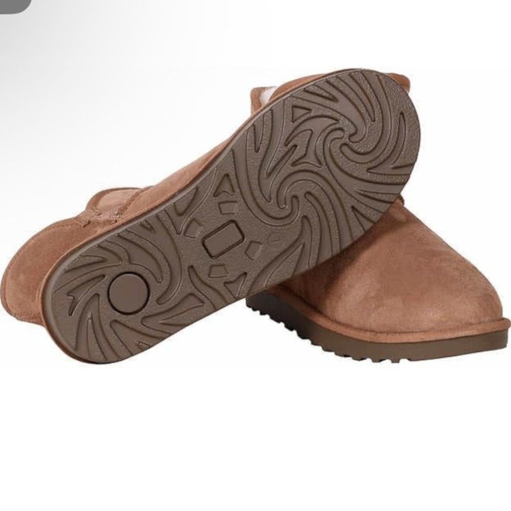 Kirkland Signature Women's Shearling Scalloped Edge Boot (Chestnut, US Footwear) - Picture 4 of 10